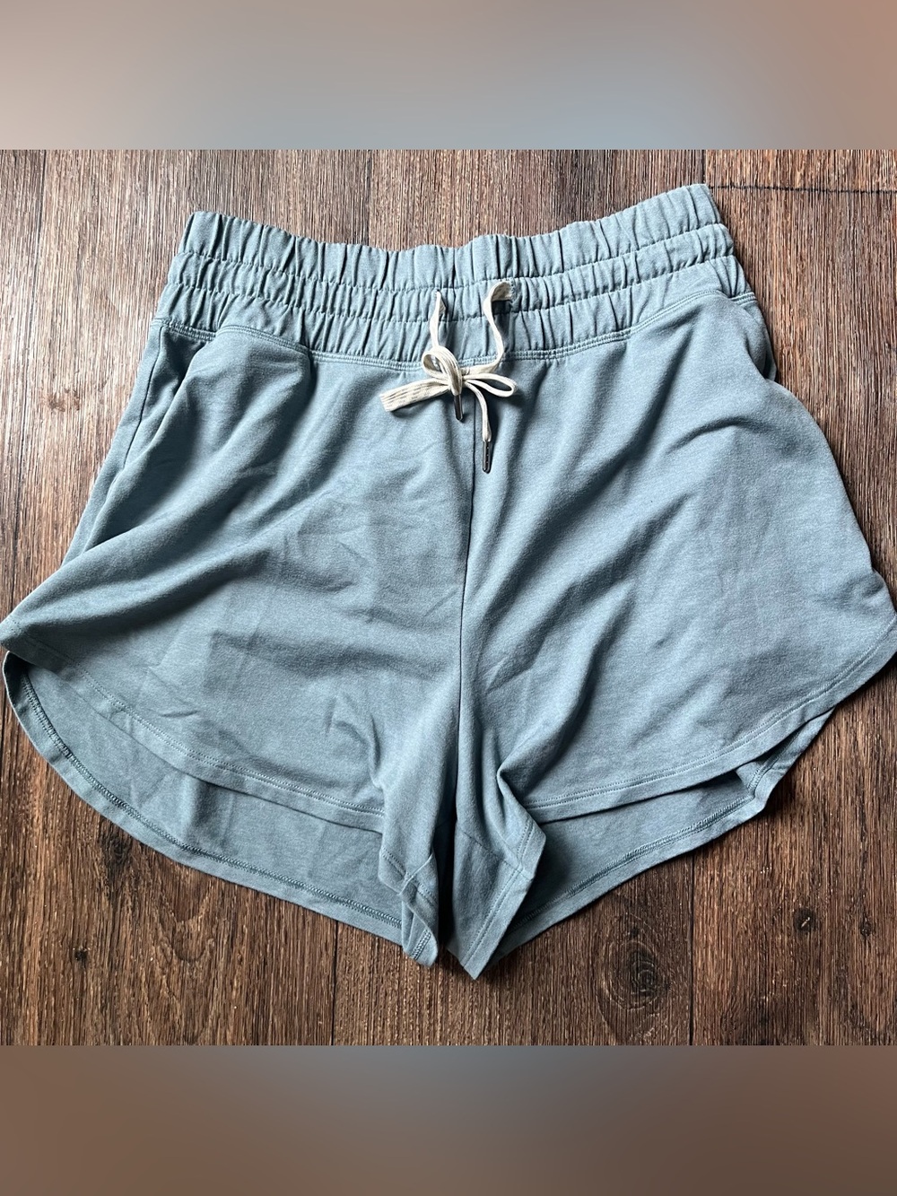 Vuori VW3062 blue halo performance short 2.0 athletic lounge medium *read